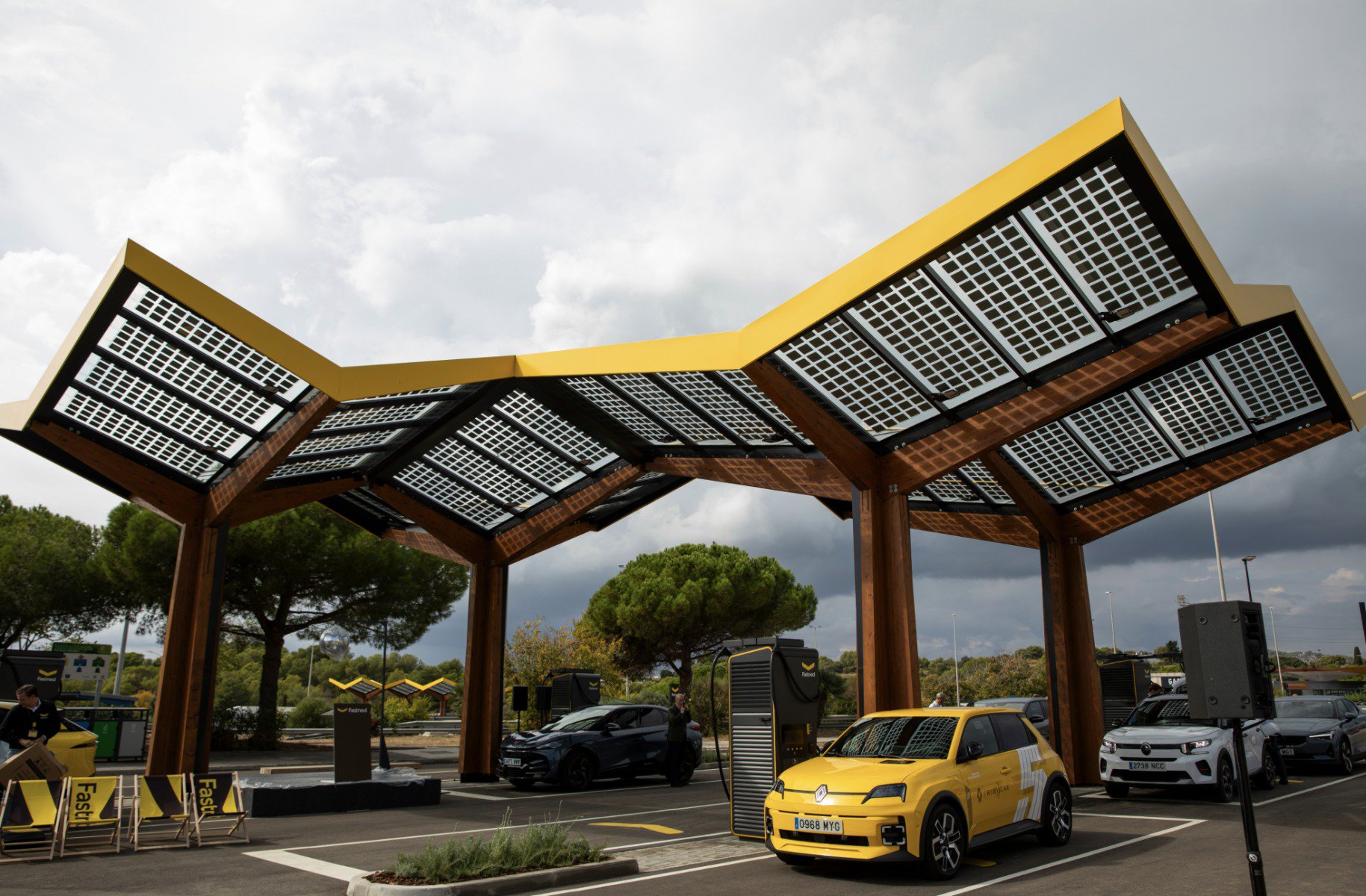 Fastned doorbreekt kaap van €100 miljoen omzet cover